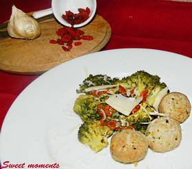 Broccoli con polpettine, parmigiano e goji